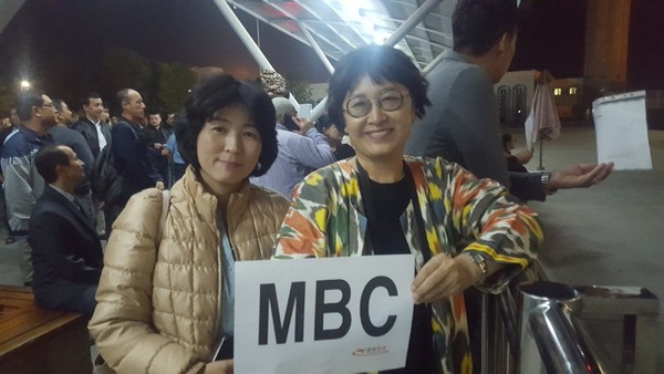 ▲타슈켄트국제공항에서 MBC 특집 촬영팀의 입국을 기다리고 있는 코아투어의 이잔나 현지 디렉터(좌측)와 최희영 작가 모습.