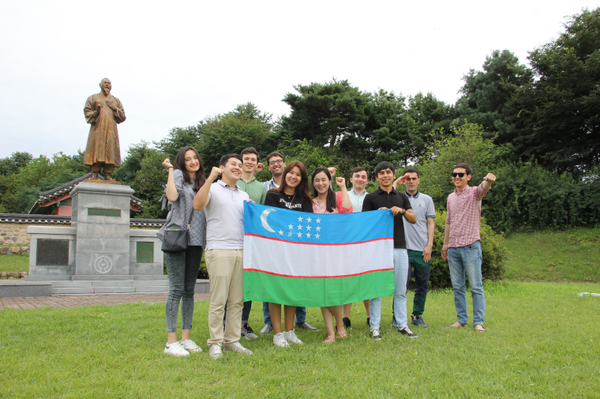 전남대에서 유학 중인 우즈베키스탄 학생들이 역사 탐방에 나서 청주 손병희 동상 앞에서 기념촬영한 모습.