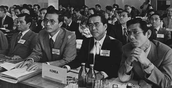 1979년 10월 소비에트 우즈베키스탄공화국의 수도 타슈켄트에서 열렸던 국제사회보장협회 회의에 참석 중인 차흥봉 당시 보사부 사회과장(왼쪽에서 두 번째)